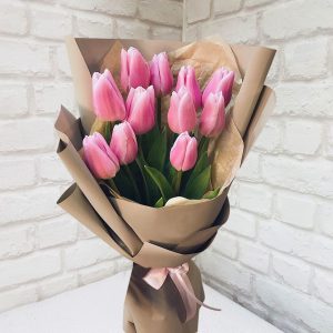 11 тюльпанов розовых в крафте