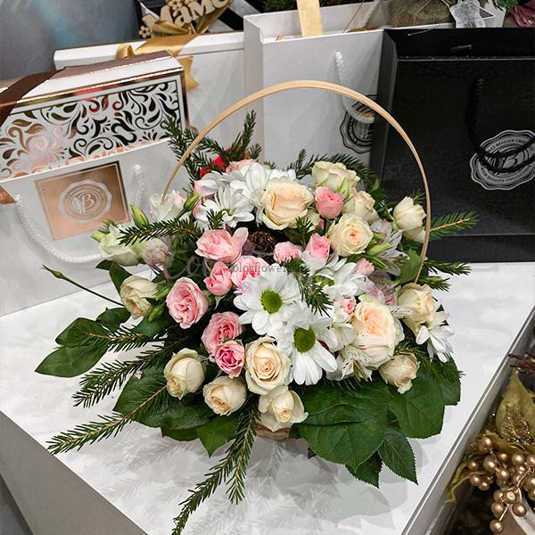 Корзина цветов "Зимние розы" купить в Москве