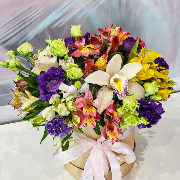 Коробка с цветами "Милый комплимент" фото