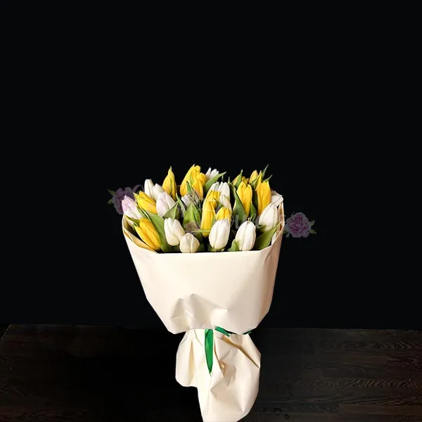 Букет их желтых и белых тюльпанов