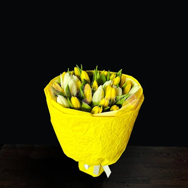 Букет из желтых и белых тюльпанов
