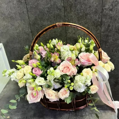 Цветы в корзине с розами фото