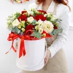 Шляпная коробка "Алый акцент"